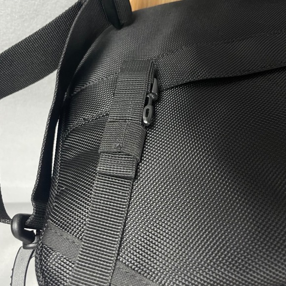 Thule Accent Convertible Laptop Bag Backpack 17L Business Travel Ballistic Nylon - Picture 5 of 16